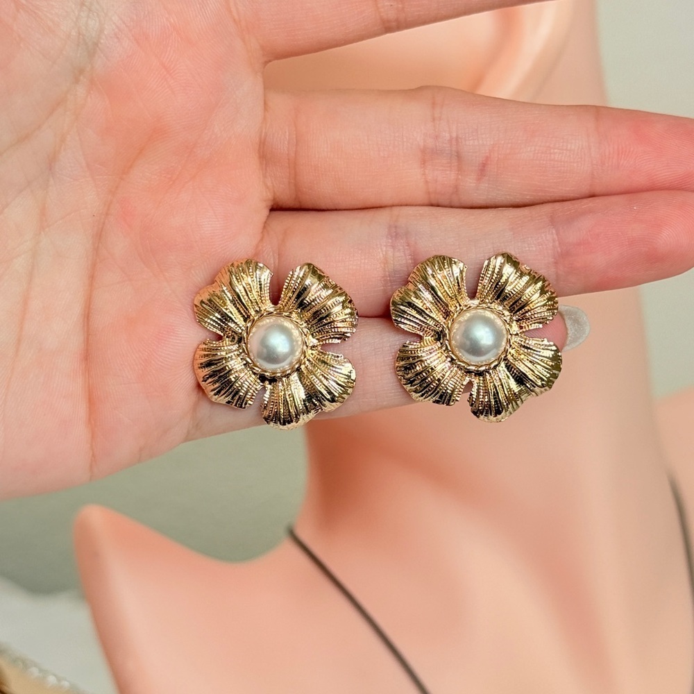 ⚜️Gold Flower Stud Earrings - Picture 7 of 8